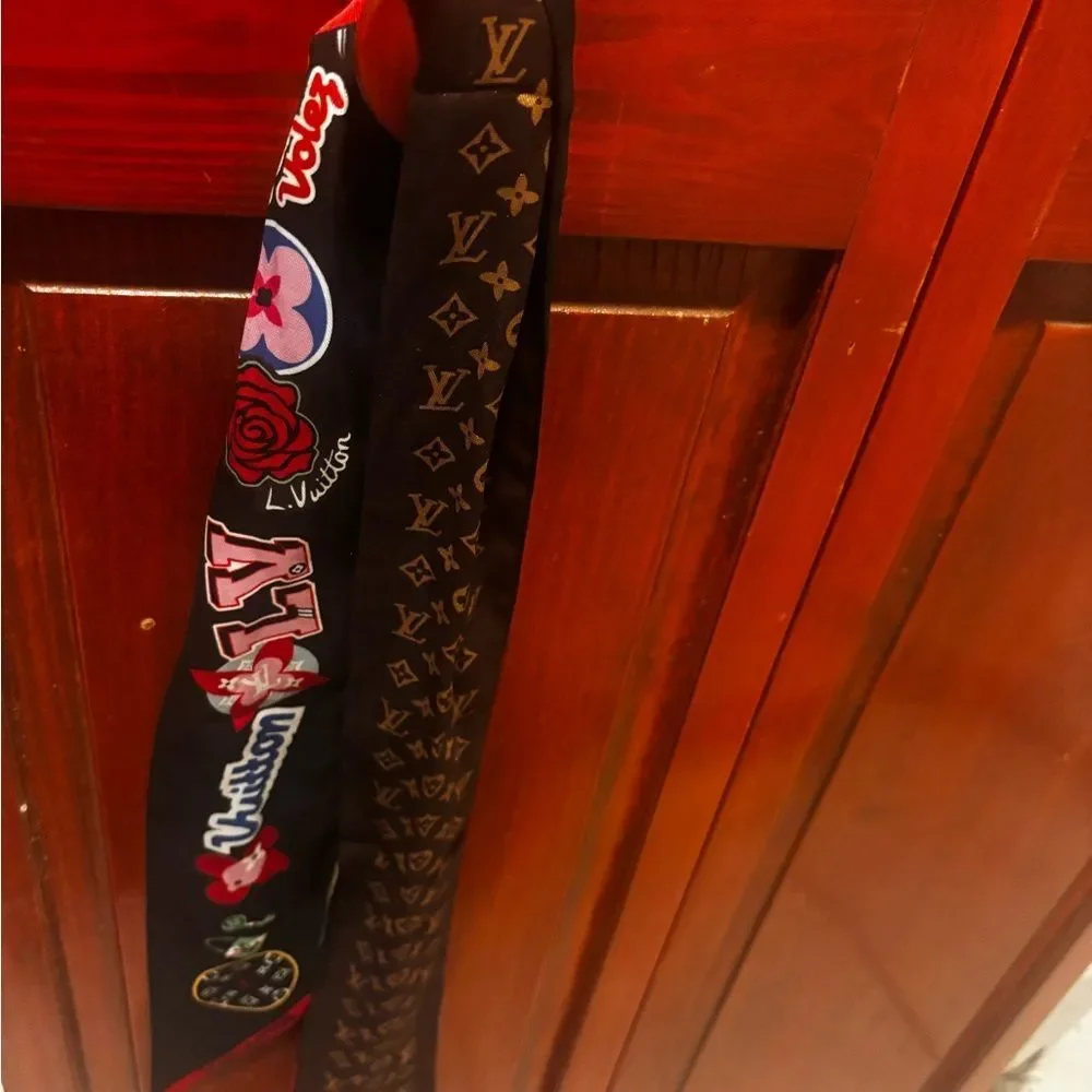 Louis Vuitton stories scarf accessory 2018 Nicolas Ghesquière LV logo Monogram